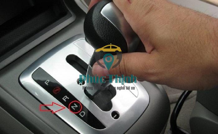 Cách khởi động xe số tự động 